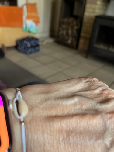 Customer photo review of Bracelet blanc avec coquillage cauri naturel