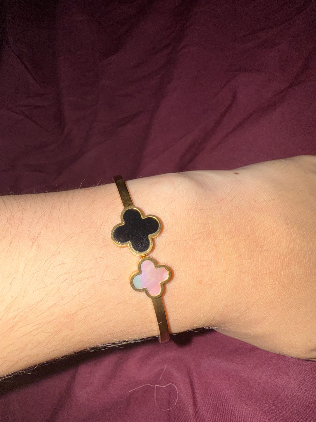Customer photo review of Black-White Clover Armreif | 18K vergoldet