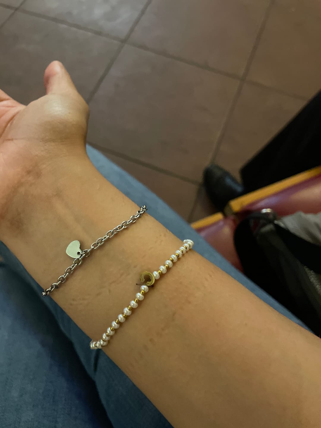 Customer photo review of Pulsera Inicial Con Perlitas y Bolitas Doradas