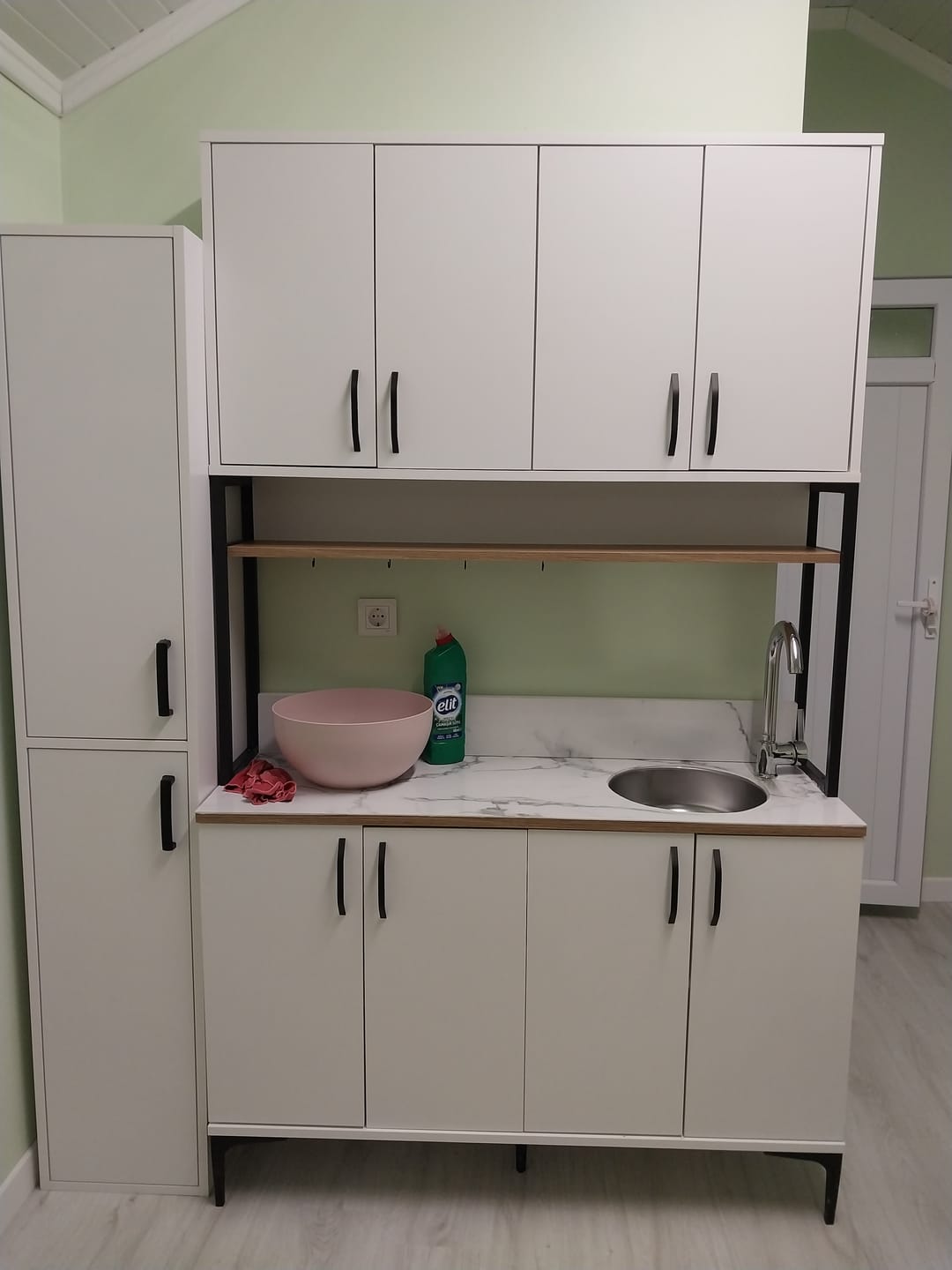 Customer photo review of Rani JE173 Çok Amaçlı Dolap 8 Kapaklı Kiler Mutfak Dolabı Beyaz - Sepet Ceviz