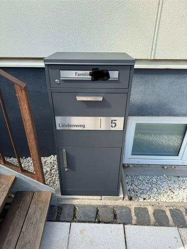 Customer photo review of Paketbox PB1 mit Briefkasten | anthrazit - RAL7016 | personalisiert mit Edelstahl-Schild