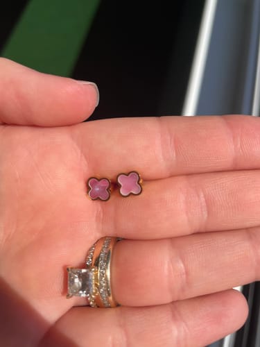 Customer photo review of Rosa Perlmutt Clover Ohrstecker | 18K vergoldet