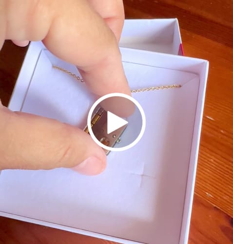Customer video review of Collana Libro con frase di Sally Vasco ✦ La vita è un Brivido che Vola Via