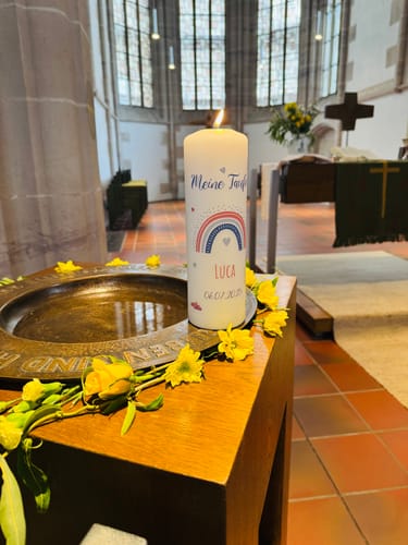 Kundenbewertung mit Foto zu Große Kerze "Regenbogen" - Taufkerze mit Namen, Datum & Taufspruch