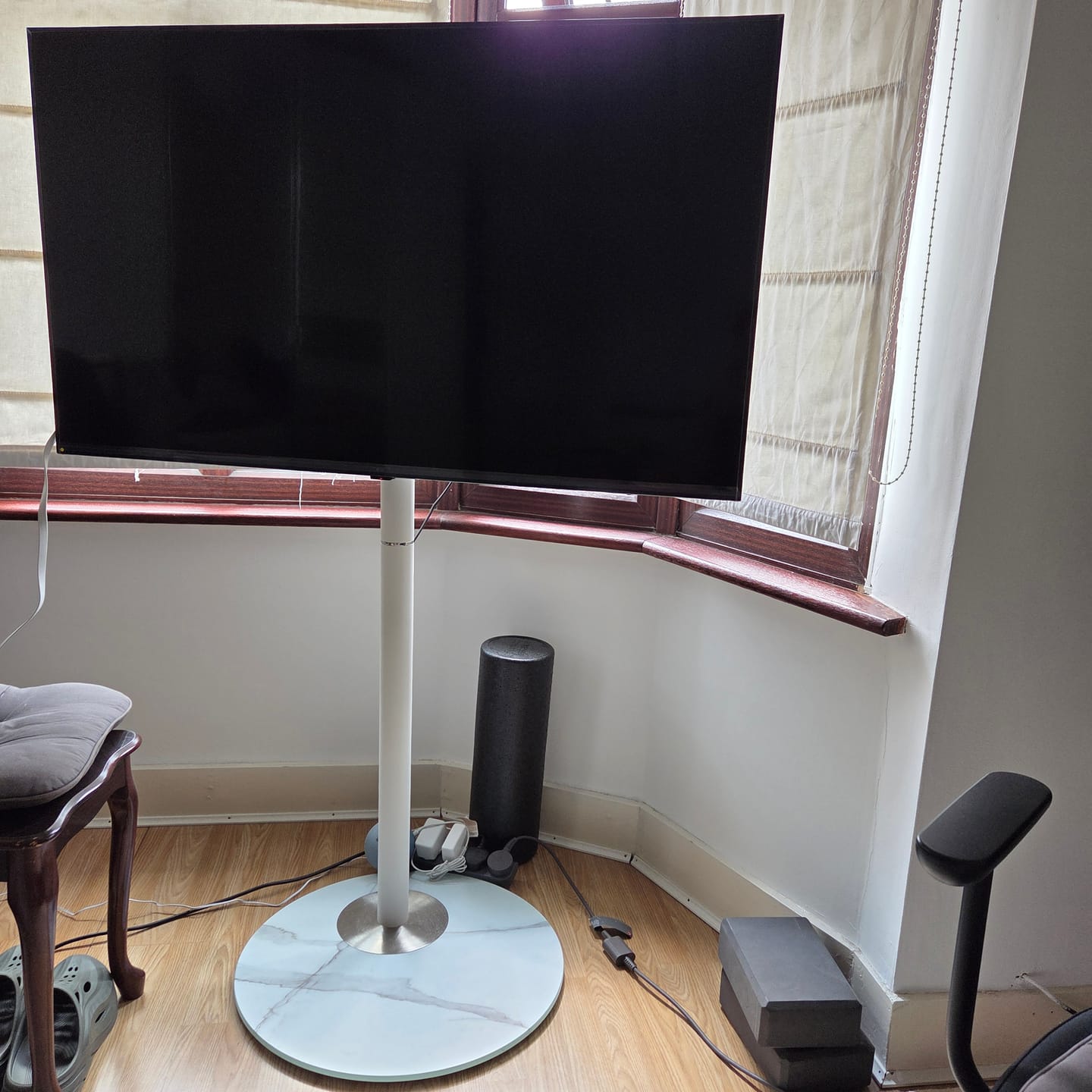 Customer photo review of Master Floor TV Stand FT60
