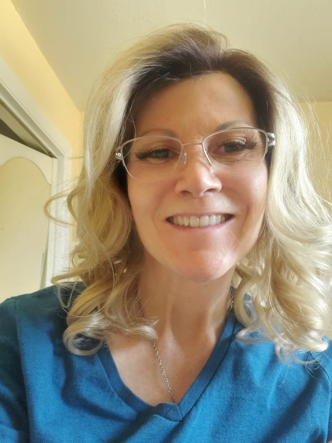 Customer photo review of Outre Perfect Hairline Glueless 13x4 Hand-Tied HD Lace Front Wig - ALORA