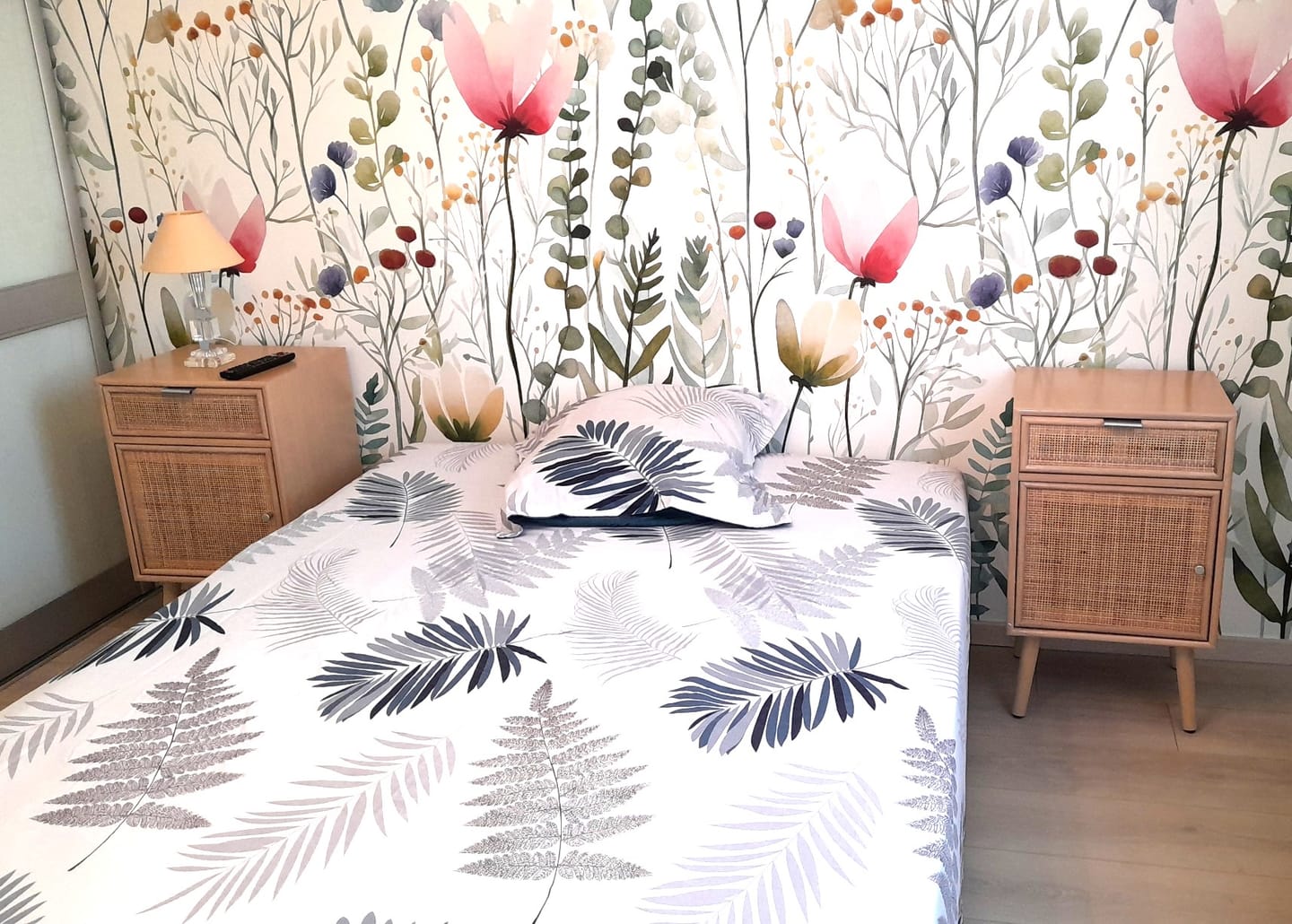 Customer photo review of NARA - Table de chevet 1 porte et 1 tiroir en rotin naturel