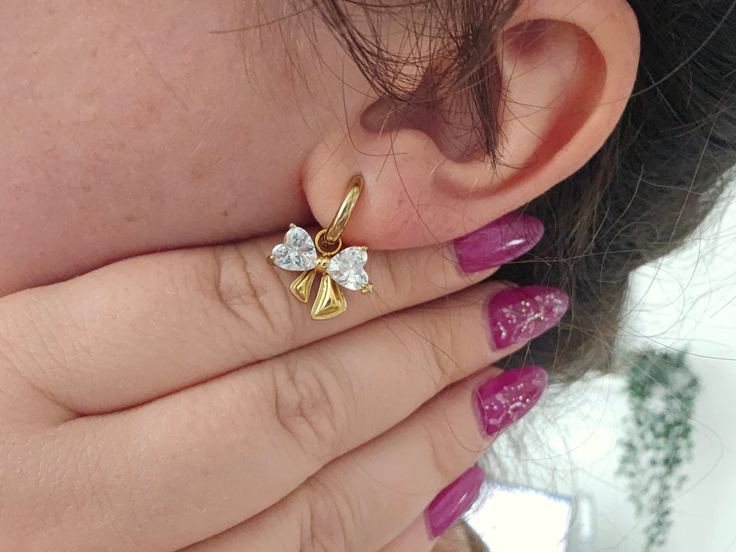 Customer photo review of Elegance Ribbon Huggie Ohrringe 14K Vergoldet