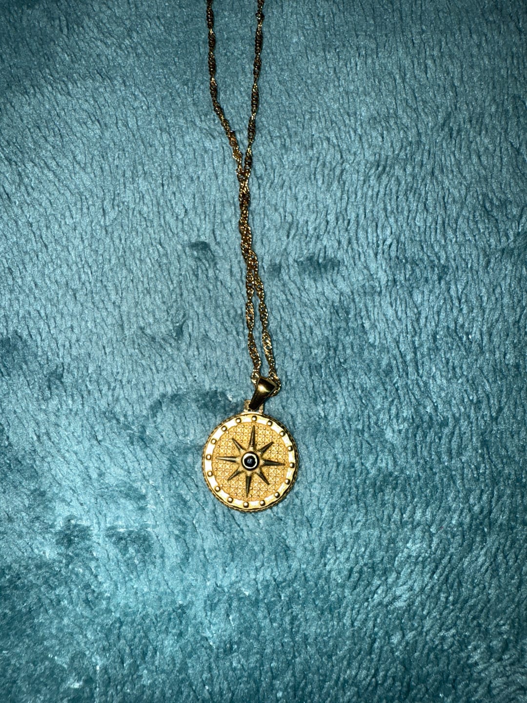 Customer photo review of Colar Estrela Rosa dos Ventos Banhado em Ouro 18k