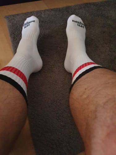 Customer photo review of 10er Pack weiße Socken, halbhoch, schwarz-weiß-rot gestreift, Deutschland Socken