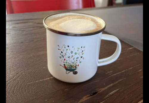 Customer photo review of Schubkarre mit Gartenwerkzeugen - Emaille Tasse