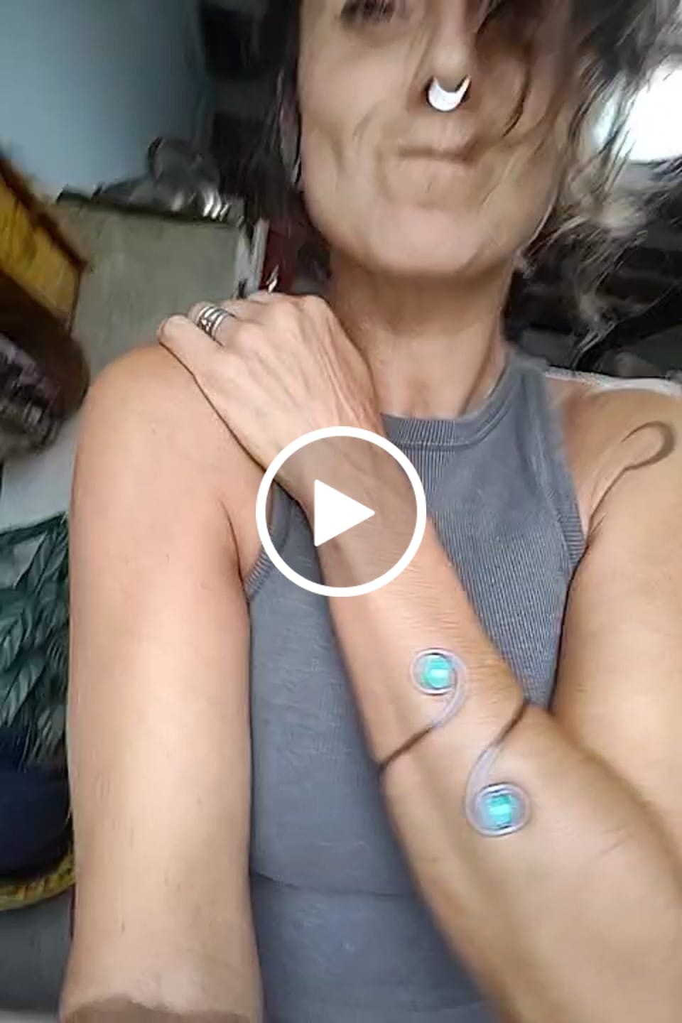 Customer video review of Brazalete "Doble Sol Esmeralda" – Vidrio fundido y hierro forjado.