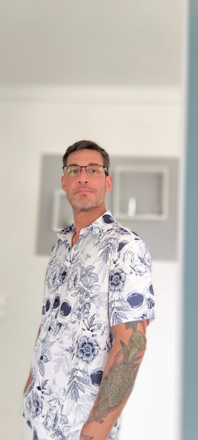 Customer photo review of Herren Kurzarmhemd mit Totenkopf Blumendruck lässig Reversknopf