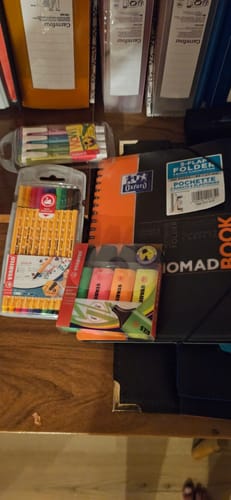 Avis photo d'un client sur Etui chevalet de 10 stylos-feutres STABILO point 88 coloris standard