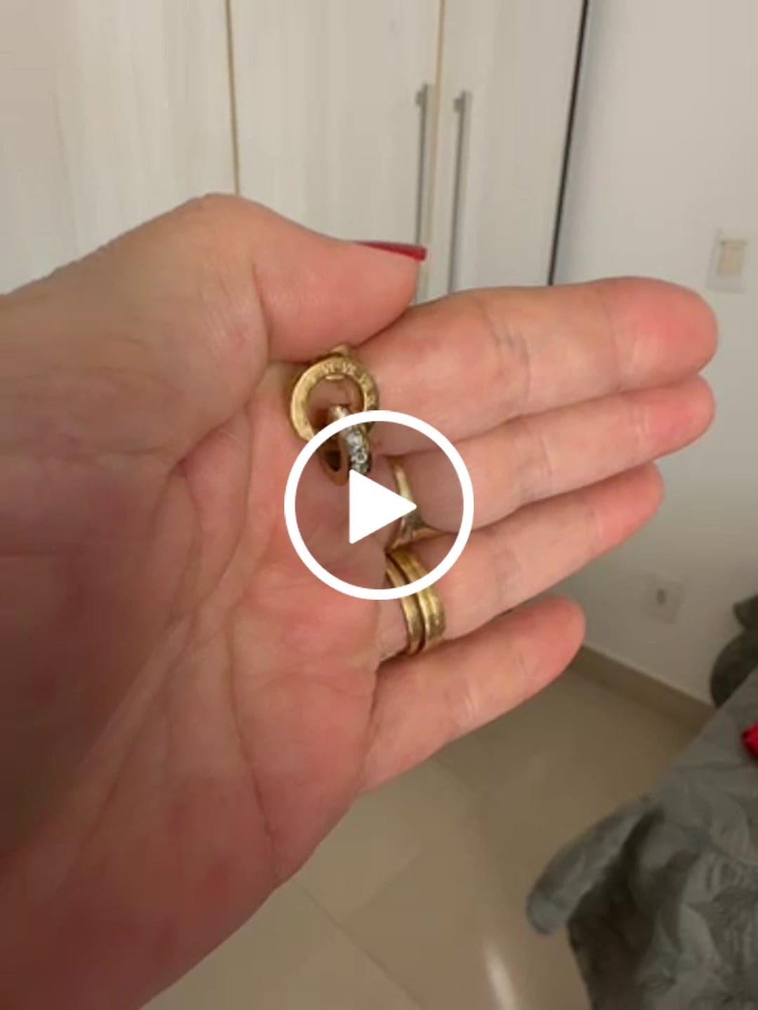 Customer video review of Brinco Imperial Pedra Zircônia Banhado em Ouro 18K