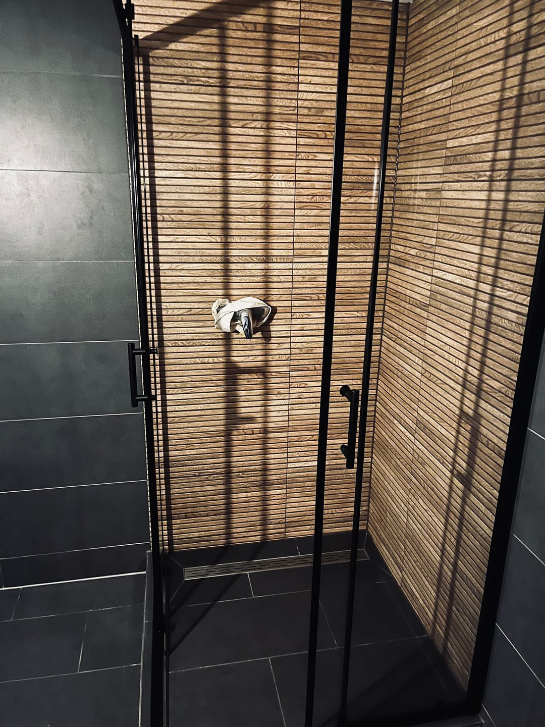 Customer photo review of SONNI Eckeinstieg Duschkabine Schwarz Duschtür Sicherheitsglas Duschabtrennung Schiebetür Eckdusche