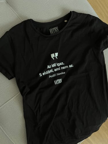 Customer photo review of Az Idő Igaz póló | Vates Classics