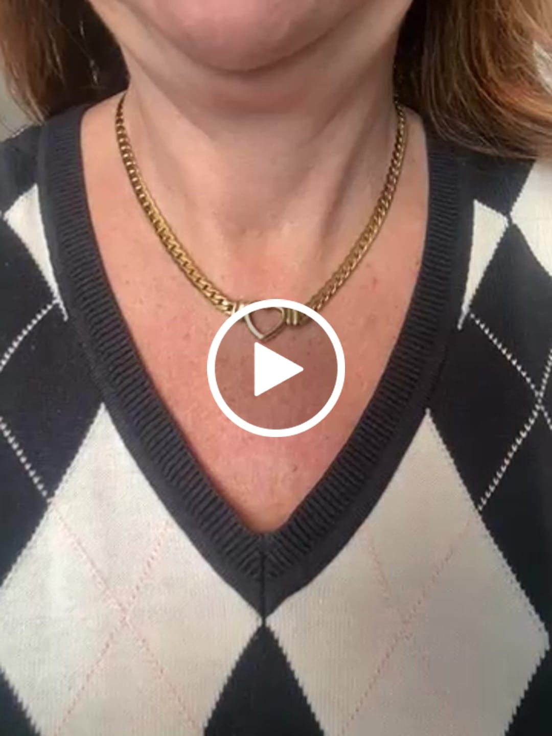 Customer video review of Colar Gargantilha Coração Minimalista Banhado em Ouro 18K
