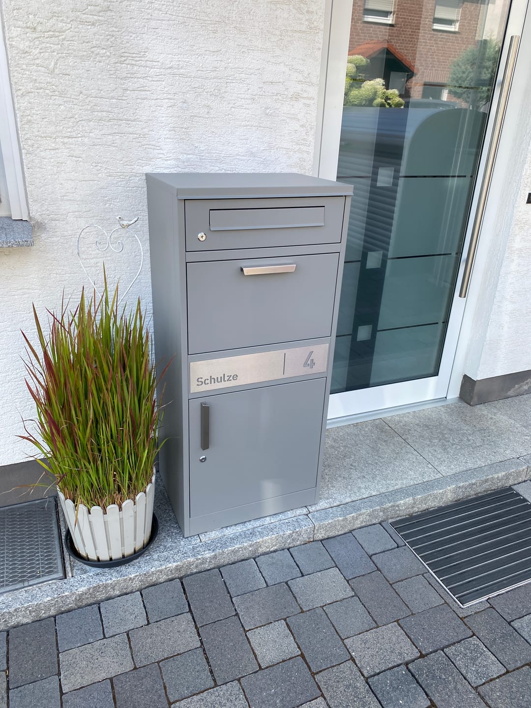 Customer photo review of Paketbox PB1 mit Briefkasten | graualuminium - RAL9007 | personalisiert mit Edelstahl-Schild