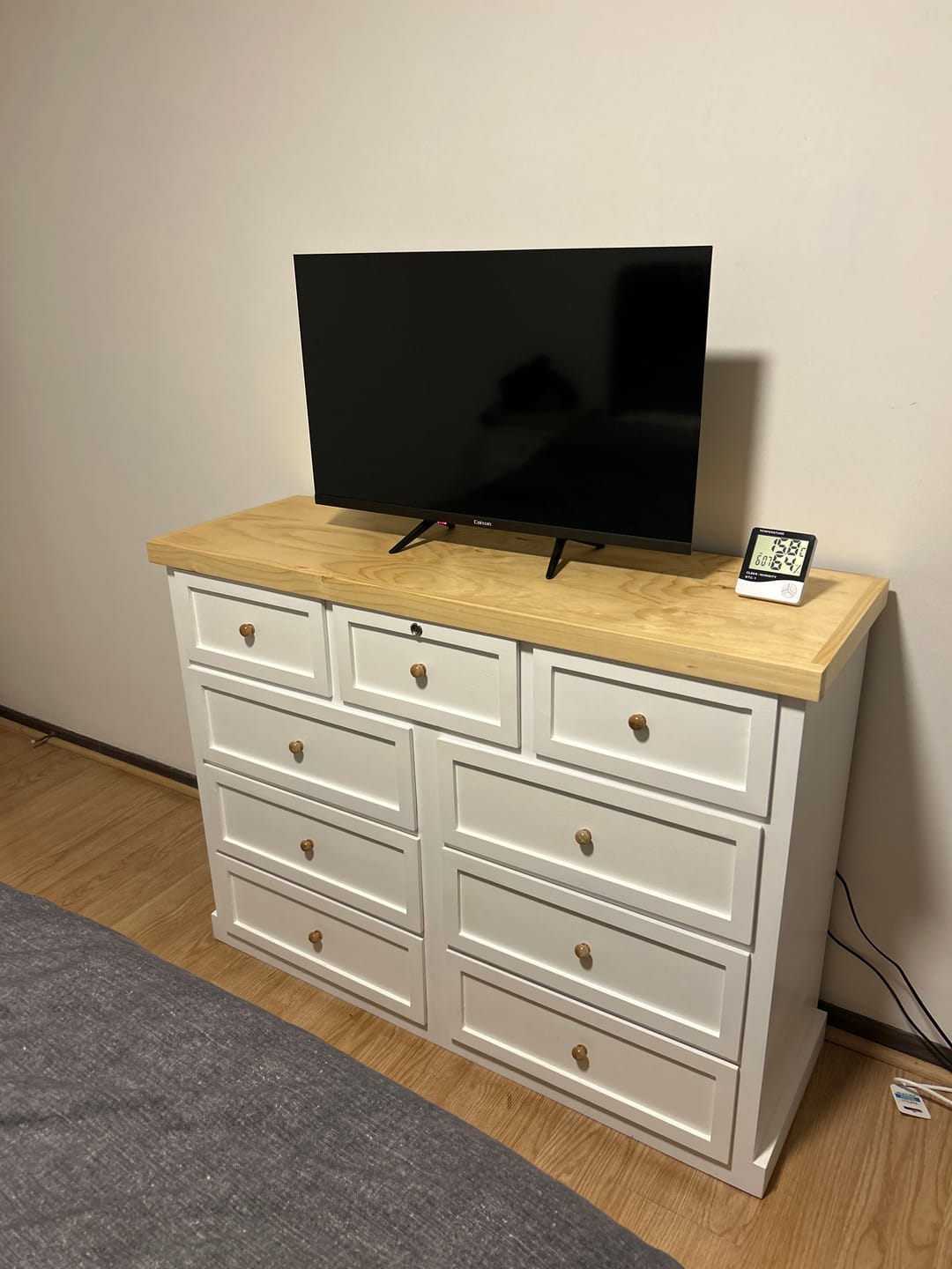 Customer photo review of Set Cómoda de madera 9 cajones + veladores modelo Aval.