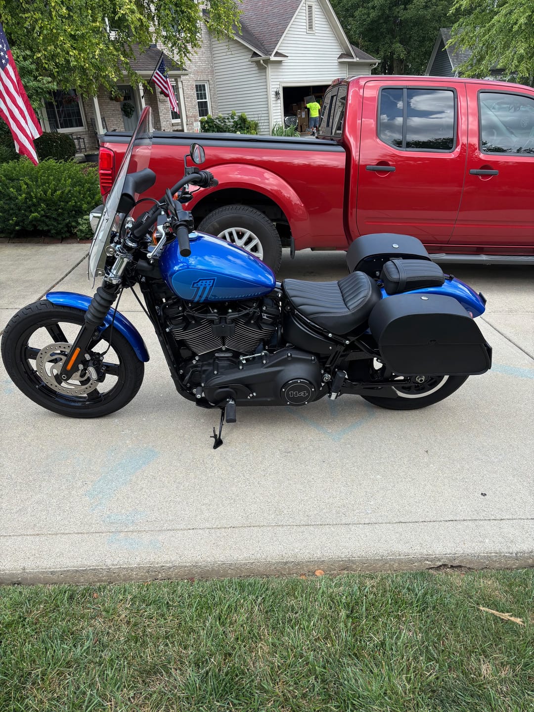 Customer photo review of 28L - Panzer Medium Quick Mount Leather Saddlebags For Harley Softail Street Bob FXBB