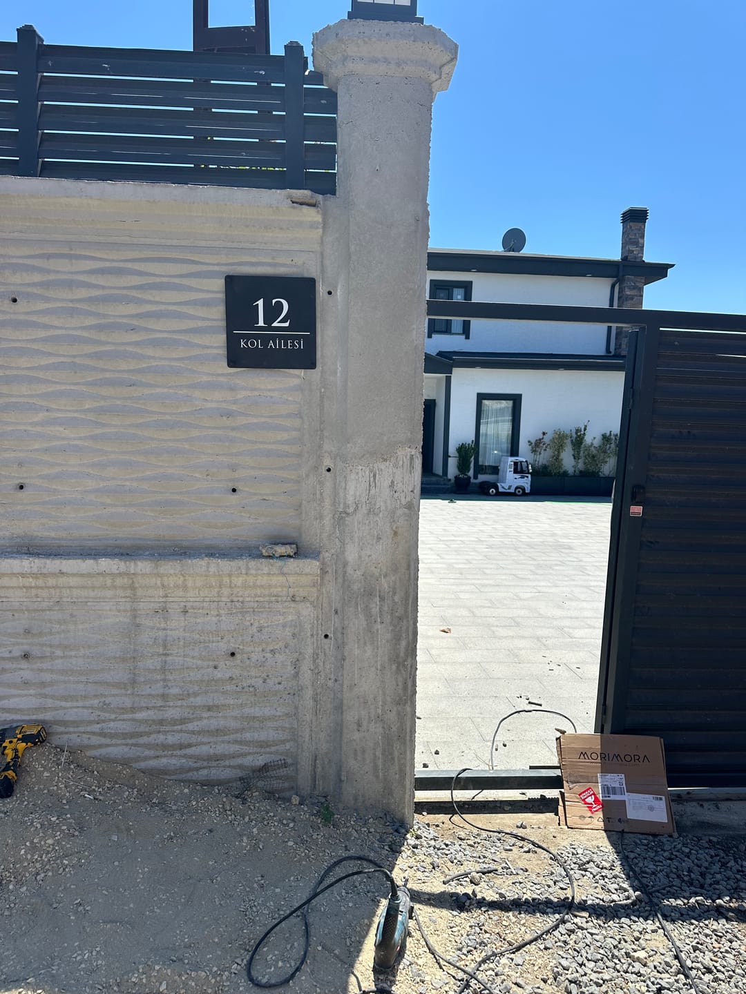Customer photo review of Kapı Numarası ve Aile İsmi Yazılı Metal Tabela