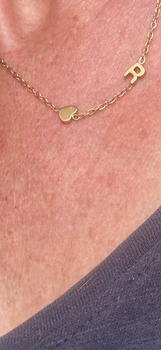 Customer photo review of Colar de Iniciais Laterais Personalizado