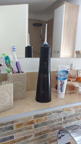Customer photo review of Draadloze Waterflosser voor Optimale Mondverzorging / 5 Standen & 8 Opzetstukken / 300 ml Waterreservoir / IPX7 Waterdicht / Voor Gezond Tandvlees