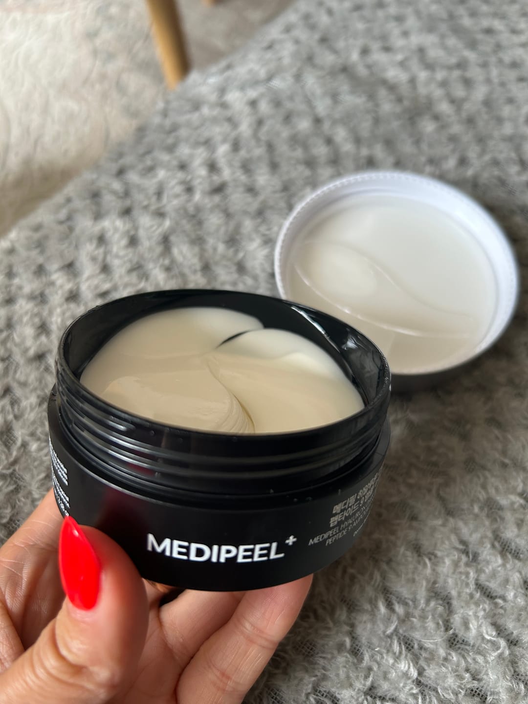 Customer photo review of Izgaismojoši patči ar peptīdiem Medi-Peel Hyaluron Dark Benone Peptide 9 Ampoule Eye Patch