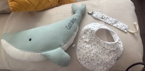Customer photo review of Pack Regalo welcome baby: Peluche ballena Susi personalizada + babero + chupetero
