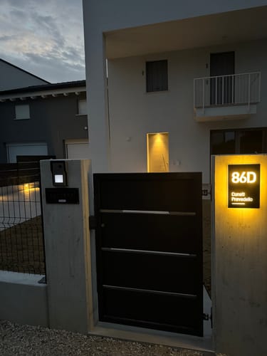 Customer photo review of Numero civico e testo luminoso modello Lux Vertical