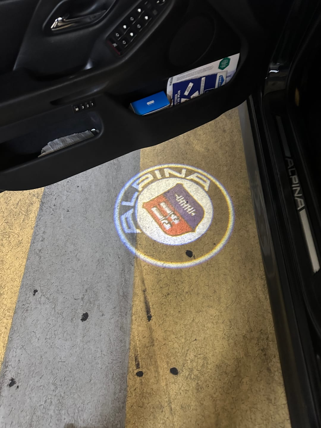 Customer photo review of ALPINA LOGO PROJECTOT LIGHTS Nr.099 (quantity 1 = 1 sets/2 door lights)