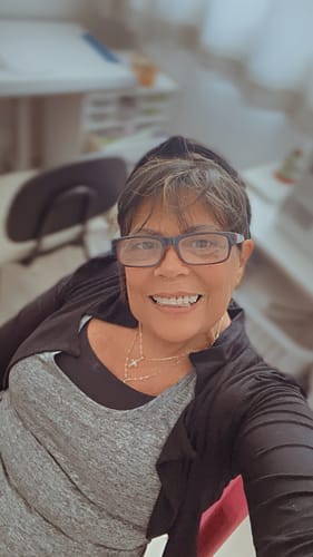Customer photo review of Peruca Esther Castanho Escuro com Luzes Curta Franja (Premium)