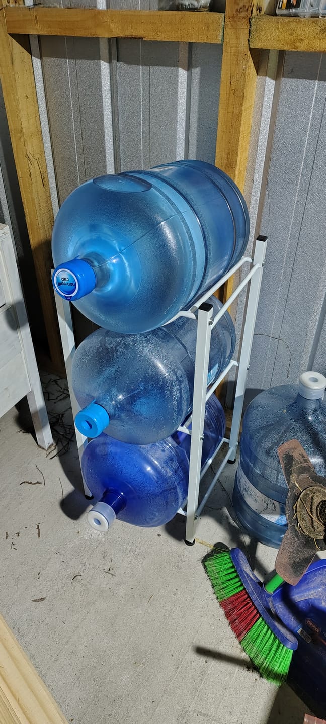 Customer photo review of Rack Estante para Bidón de Agua de 3 Niveles Soporte para Botellón de 20 litros