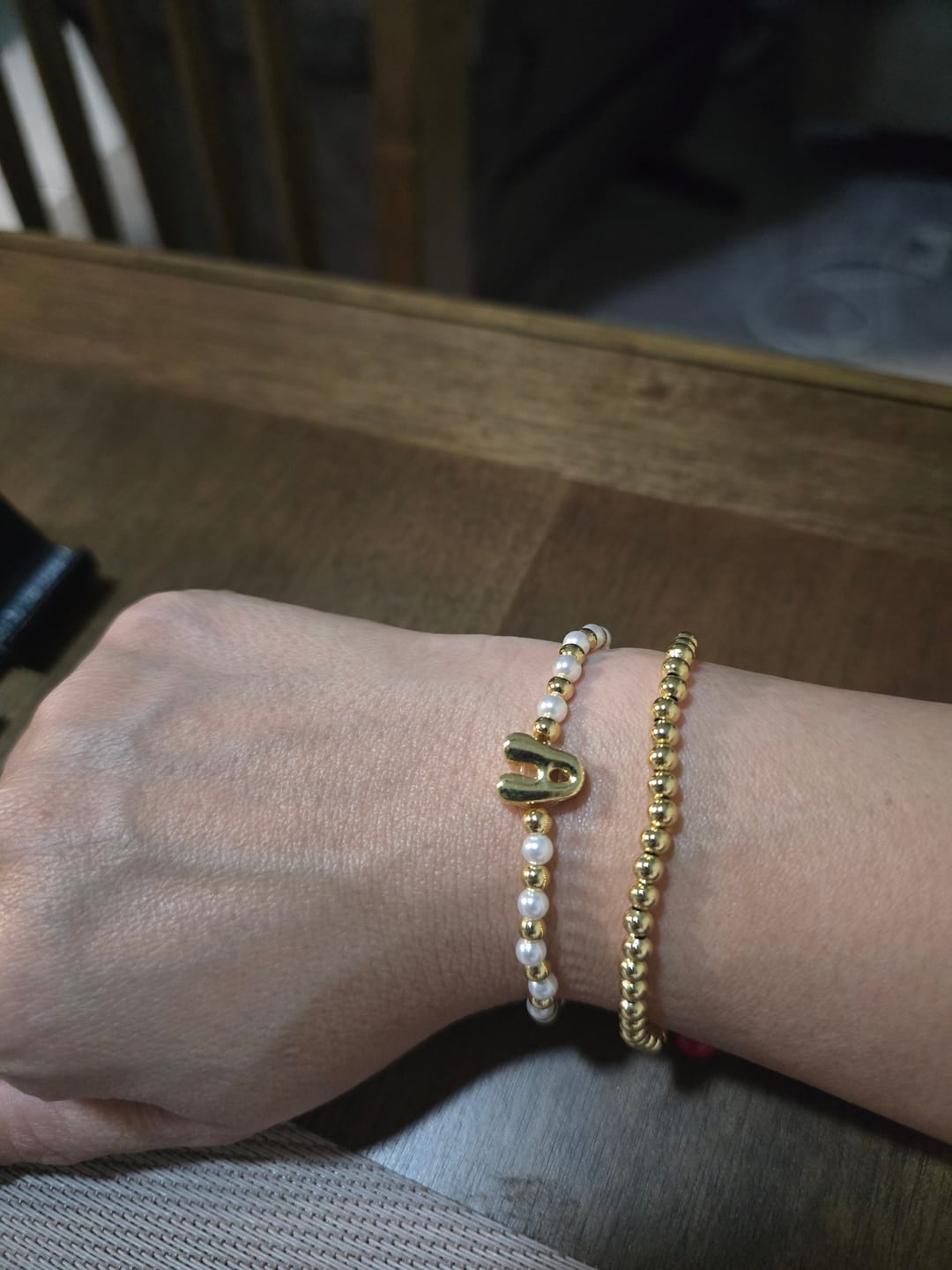 Customer photo review of Pulsera Bolitas Doradas y Perlas Con Inicial