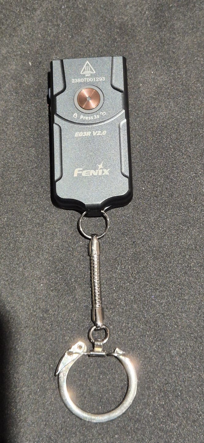 Customer photo review of Fenix E03R V2.0 - Lampe porte-clés en métal - 500 lumens - Rechargeable USB-C