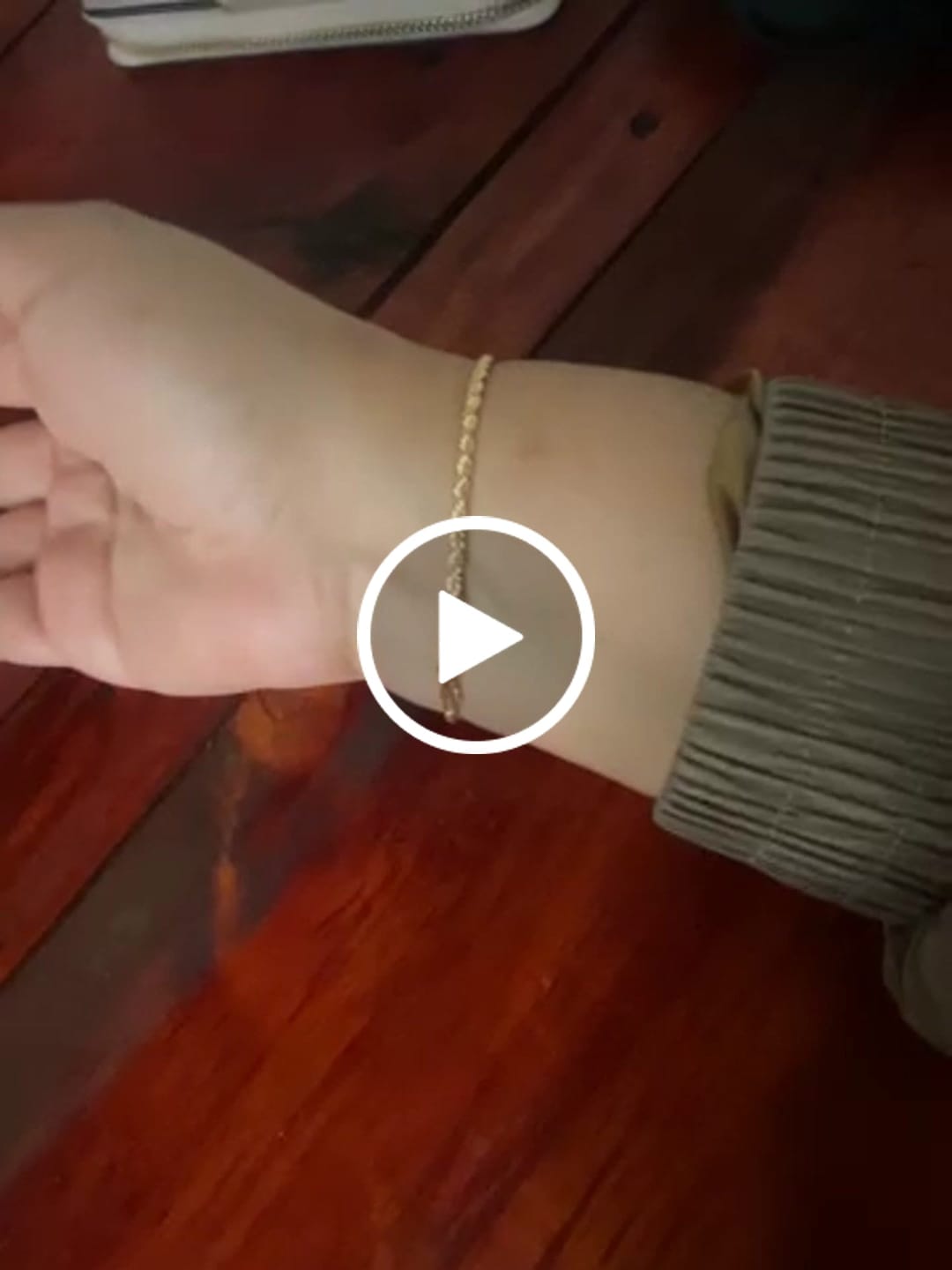 Customer video review of Pulsera Lazo en Oro laminado 18k