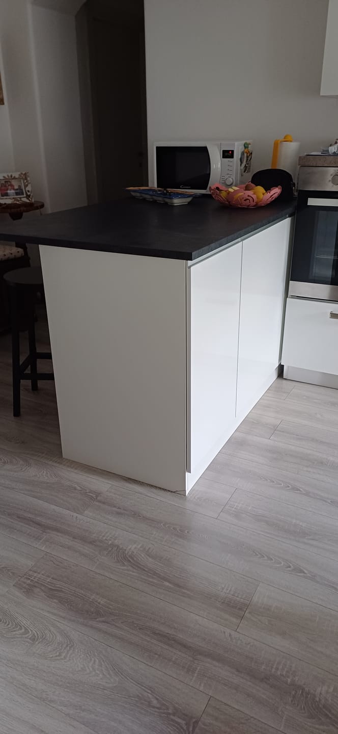 Customer photo review of Isola Cucina SOLE 3 Ante – Bianco Lucido/Report, 155x90x90 cm, Made in Italy