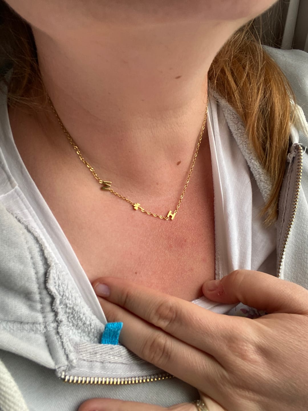 Customer photo review of Personalizovaný náhrdelník s ležatým iniciálem