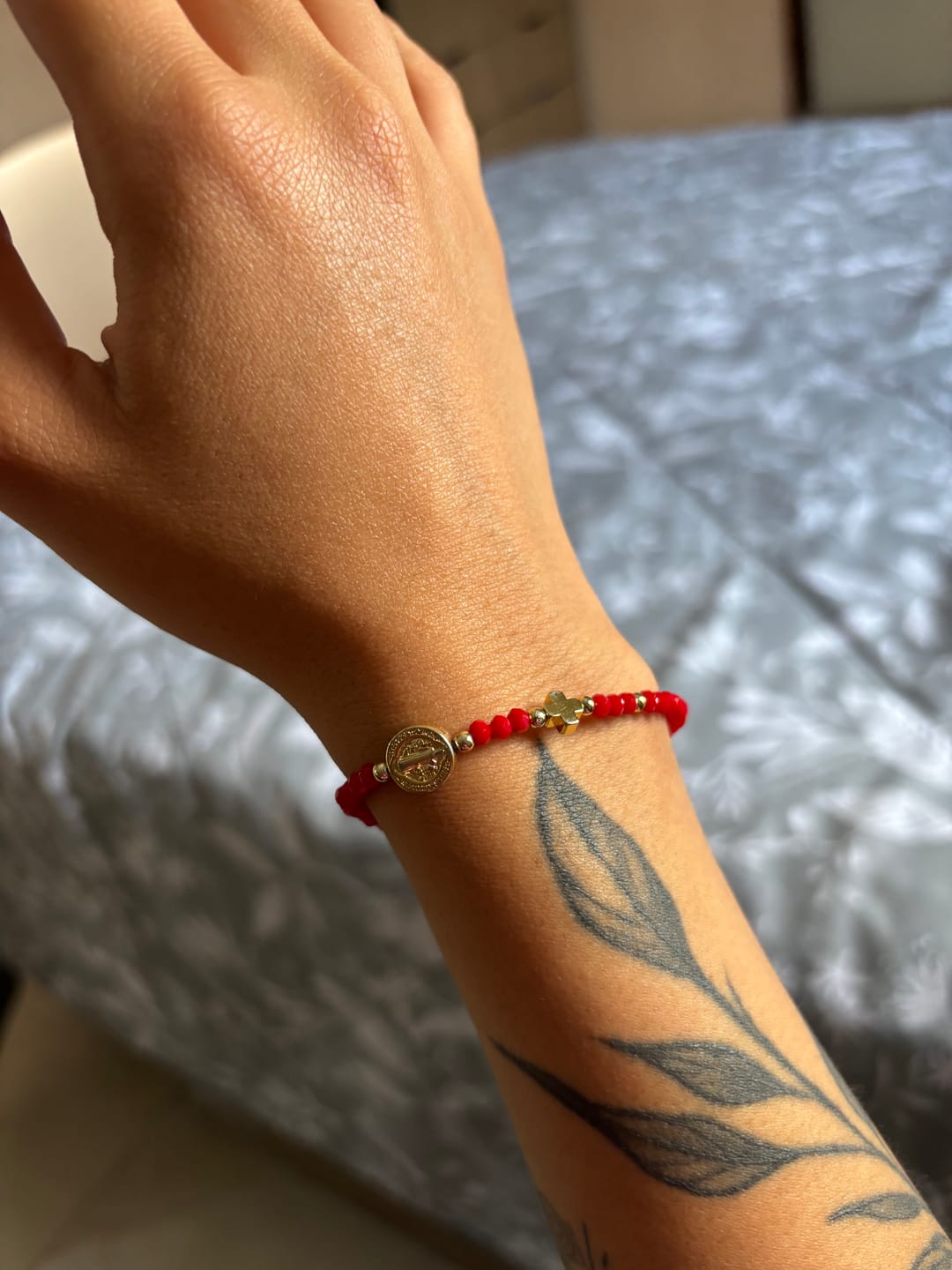 Customer photo review of Pulsera Chaquiras Con San Benito y Cruz