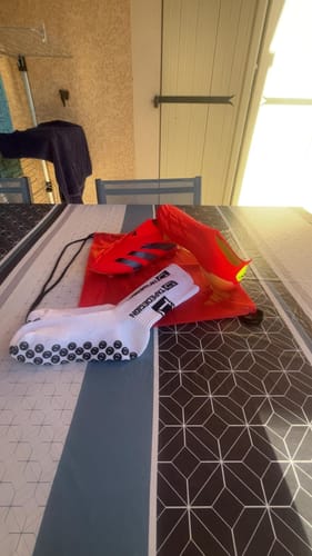 Customer photo review of Predator 24 Elite Laceless FG Predstrike - Rouge/Noir/Jaune ÉDITION LIMITÉE