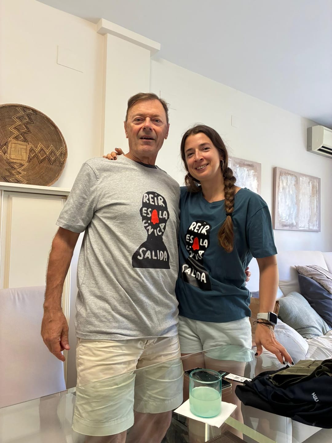 Customer photo review of Camiseta "Reír es la única salida"