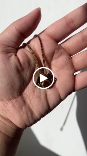 Customer video review of Collar de Iniciales con Piedra de Aniversario