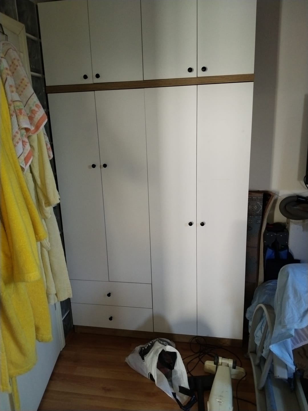 Customer photo review of Rani BA121 Geniş Gardırop Elbise Dolabı 8 Kapaklı 2 Çekmeceli 1 Raflı 2 Askılı Sepet Ceviz - Beyaz