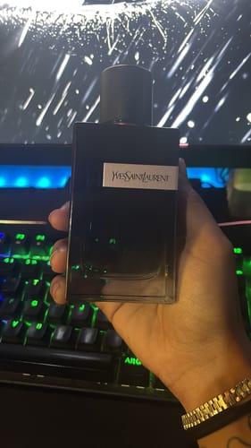 Reseña con foto de un cliente sobre Perfume YVES SAINT LAURENT Y EDP
