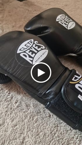 Videorecensie van een klant over Bokshandschoenen Cleto Reyes Velcro Sparring Ink Black