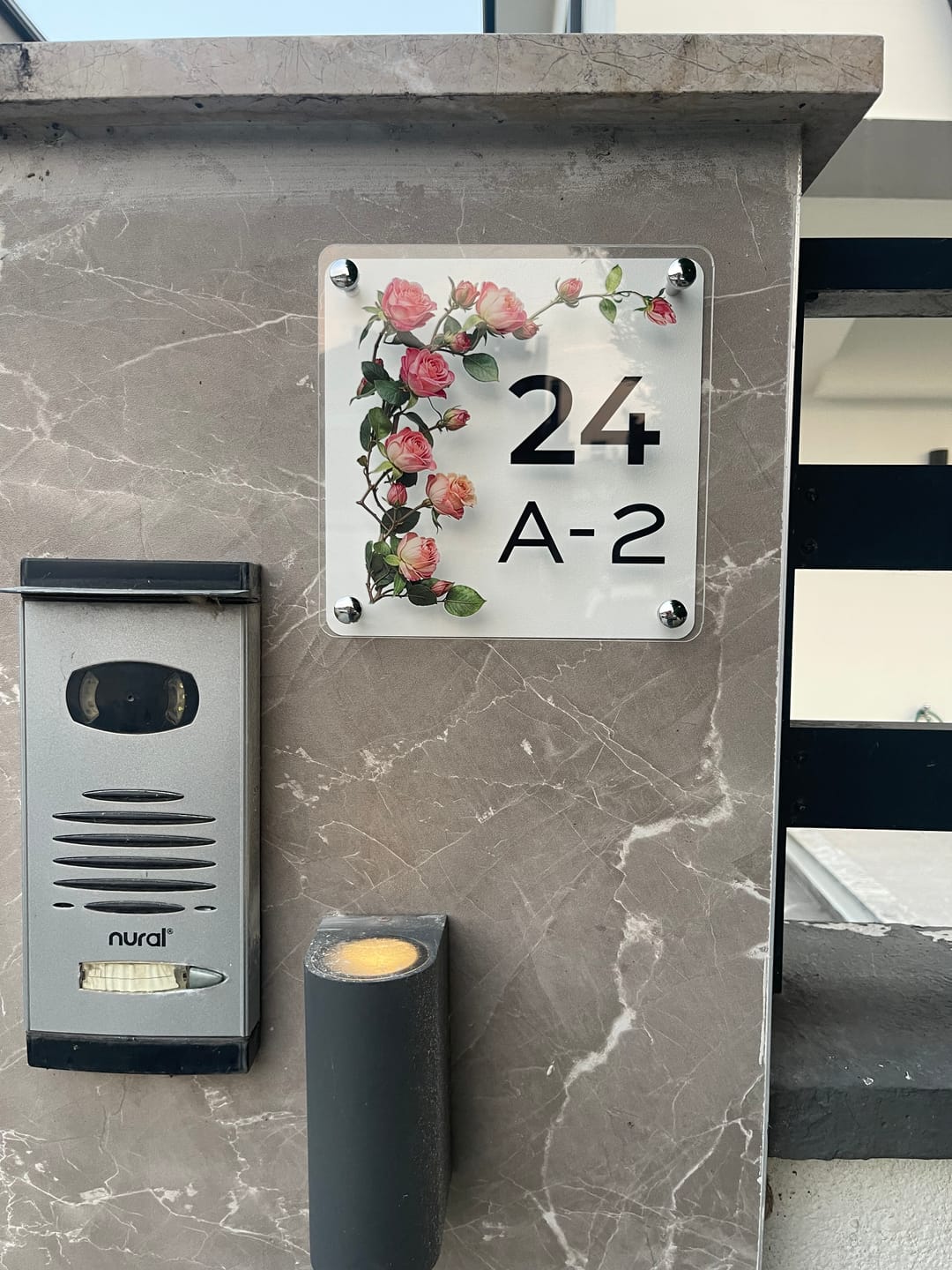 Customer photo review of Kişiye Özel Pembe Gül Dallı Kapı İsimliği