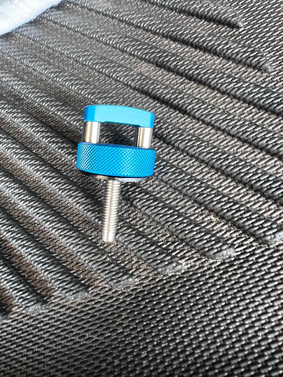 Customer photo review of FORD BRONCO 4 DOOR 10 PIECE SET, 8 Hard Top Quick Removal Fastener Thumb Screws, integrated D Ring Billet Aluminum + 2 Torx  T40 Forward Bolts