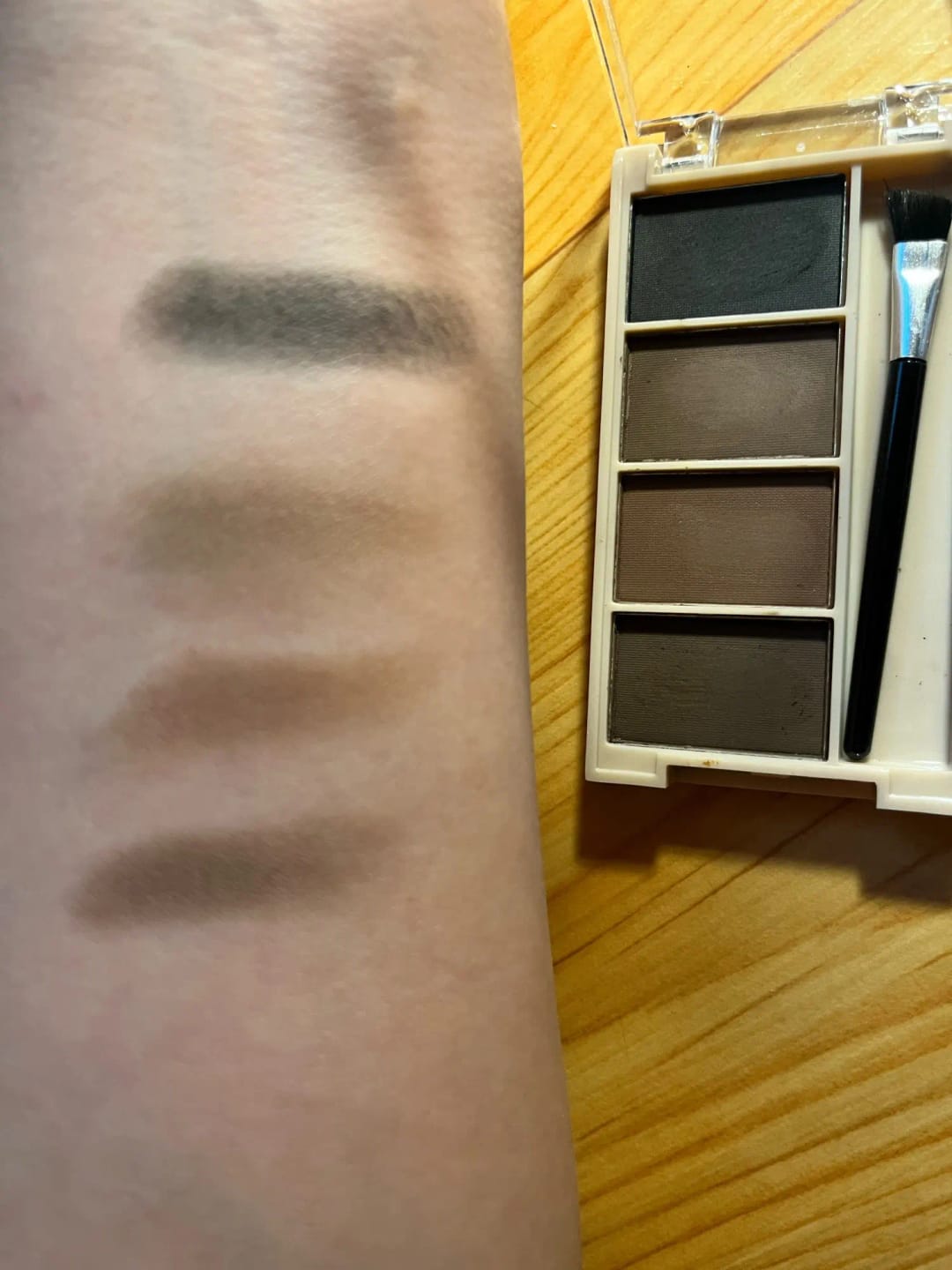 Customer photo review of A set of 4-color eyebrow powder trays with brushes in gray and brown matte tones for long-lasting color rendering, filling and s