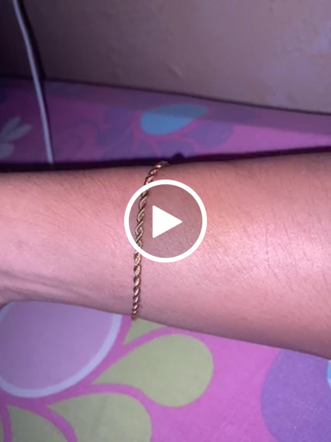 Customer video review of Pulsera Lazo en Oro laminado 18k